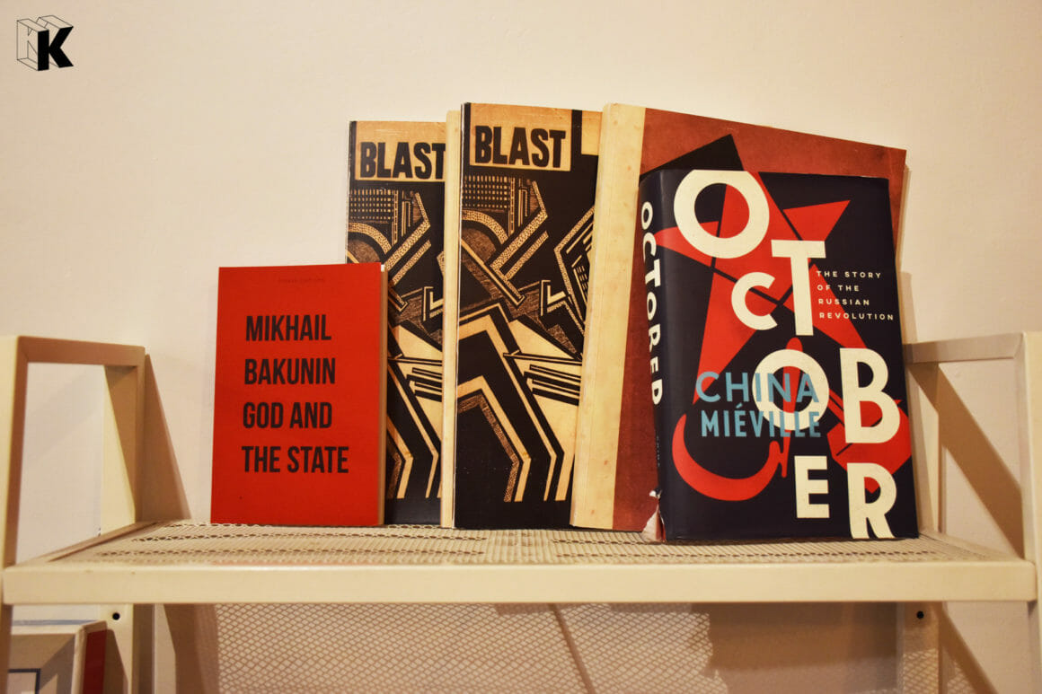 หนังสือปกแดงเรื่อง God and the State ของ Mikhail Bakunin ซึ่งทำขึ้นในโครงการ Pirate Edition ของร้าน Books & Belongings